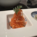 私房菜 きた川 - 人参とキヌアの甘酢和え　「切る」ことにストイックな料理人さんですね。人参もきっと喜んでます。美味しい♡