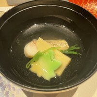 一㐂 - 鯛と筍のお吸い物。この前に中トロとイカが出たが即食べてしまった為に写真は無し