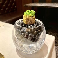 六花 - ④最高品質~la Thus Haute Qualit
                    ・和牛は飼うものではなく、
                    　愛情と汗の積み上げで創り上げるもの
                    　純血但馬牛田村牛＜最優秀賞＞ 田村正道
