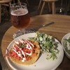B by The Brooklyn Brewery - 日本橋タコスの横にあるのはメキシカンシーザーサラダ。これも美味しかった！