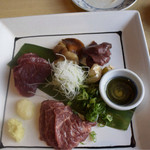 馬刺し三品盛合せ（トロ、赤身、ハツ）