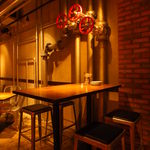 Grill & Pasta es - ハイテーブルはまさに海外のパブリックバーを演出、大人な空間