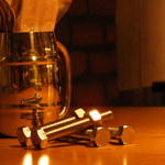 Grill & Pasta es - ブルックリンの地下倉庫では食事の時にボルトをレスト代わりに使っていたとか…。