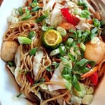 Labuyo Native Restaurant - 焼きそばは塩っぱ過ぎる