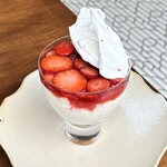 ETRA - 苺チーズケーキのパフェ♡