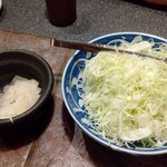 かつ政 竜南店 - 漬け物とキャベツ