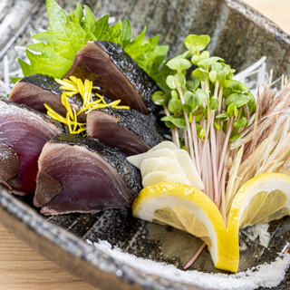 イチオシの「鰹藁焼き塩タタキ」＆赤酢しゃりの「お寿司」