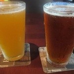 Yard House - パイナップルビールカクテル(左)と、ビール「ビキニ・ブロンド」