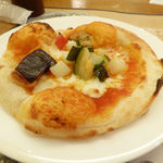 鎌倉パスタ - 彩り野菜とモッツァレラのトマトピザ