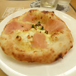 鎌倉パスタ - 生ハムのチーズクリームピザ