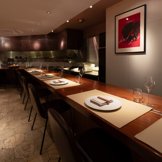 臨場感あるカウンター席とゆったりと過ごせるダイニング席