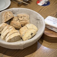 Grand Bleu Gamin - ■ベルギーの工場にレシピを送って作るパン。右は絶品ブラディエールバター