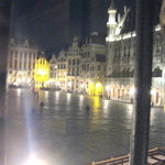 Le Paon - De Pauw - 店の窓から市庁舎前広場を観る