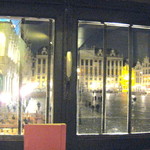 Le Paon - De Pauw - 店の窓から市庁舎前広場を観る