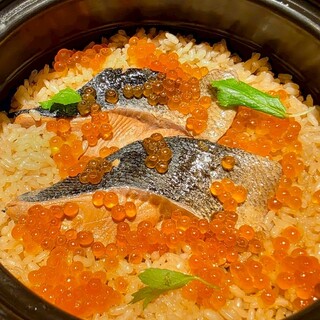 各種釜めしコースで自慢の出汁で炊き上げた本格釜飯を是非！