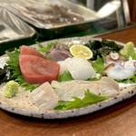 どぜう・四季料理 やぶや - お刺身盛り合わせ（値段不明）
      今夜はマグロ、ヒラメ、アジ、生タコ、コウイカです♪
      ヒラメは立派なエンガワもつけてくれましたよ！