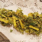 ガネーシュ - 黄色い人参とその葉っぱのパコラ