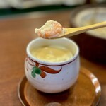 どぜう・四季料理 やぶや - 冷製茶碗蒸し（¥790税込）
      お出汁が上品に効いた、とろり滑らかで冷たい茶碗蒸し、、う、うま過ぎる〜！贅沢にも肉厚の鰻が2切れも、それから海老も入ってます♪