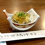 どぜう・四季料理 やぶや - ふぐ皮の煮凝り（お通し）
      こんなすごいのがいきなりお通しで出てくるんですよ！なんとも涼しげな逸品、口の中に広がる透きとおった旨みはまさに至福。ネパ男さんもびっくり！