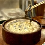 どぜう・四季料理 やぶや - 丸柳川鍋（¥1,400税込）
                                どぜう料理やぶやの看板メニューといったらやっぱりこれ。泥鰌な夏の季語、こんな蒸し暑い日にこそ熱々の柳川鍋をフゥフゥいいながらつつく。。これが粋ってもんですよ♪