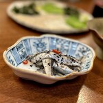 どぜう・四季料理 やぶや - セグロイワシ酢漬け（¥640税込）
      千葉のソウルフードですが、そこはやはり京割烹の仕立て方、甘さ控えめでスッキリ！ とっても上品な仕上がりです♪ (*´ч`*)ｳﾏ~