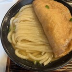 うどん 丸香 - お揚げをめくってうどんを。