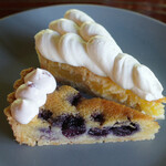 カフェ 金澤園 - タルトセット(1600円)のブルーベリーのタルトとパイナップルのタルト
