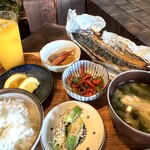 uni - 和食セット　鯖のみりん干しなど、ボリュームあります。