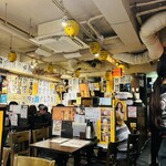 とりや なんじゃこりゃ - すんごいガヤガヤしてて、まるで夜の居酒屋の様な店内