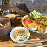 uni - 洋食セット　キッシュロレーヌやツナマヨのクロワッサンサンド　ポテサラ、コーンスープなど