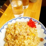 炉ばた ちどり - チャーハンはスープ付きで850円。しっとり系でまた好し