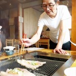 炉ばた ちどり - 親父さんが食べ応えをレクチャーしてくれます