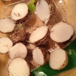 秀 - 里芋の茹でたやつ。塩が効いていて酒のつまみに最適です。