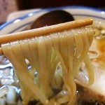 烈志笑魚油 麺香房 三く - 黒壺ラーメン　麺リフト