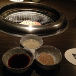 Yakiniku Shou Manen - タレ、レモン汁、すりゴマ。