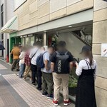 迂直 - 行列　並び始めて20分後に地上へ。