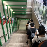 迂直 - 行列　この階段上の時点で1時間待ち。さらにここから着丼までは1時間半かかるという…