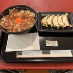 ぎょうざ 越智 - 【にゃんこセット（1,050円）】 たっぷりの削り節に濃厚な卵黄が乗った見た目にも美しいご飯。タレとの相性も抜群で、餃子と一緒に食べるとまさに至福の味わい。