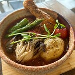 Soup Curry Dosanko - 定番の味「チキンレッグ」新鮮な素揚げ野菜がたっぷり。