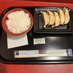 ぎょうざ 越智 - 【あたりまえセット（730円）】 定番の白ごはんと餃子のセット。ご飯の炊き加減も絶妙で、餃子との相性抜群。シンプルだけど満足感の高い組み合わせ。