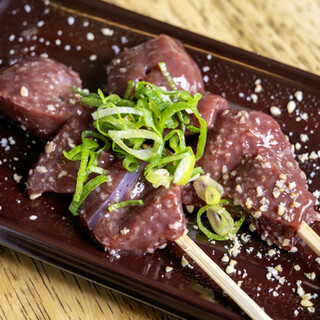 新鮮レバーを炭火で炙る「炙り牛レバー」は絶品◎一見の価値あり