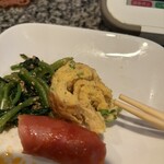 ライブハウス静けさの中で。 - お通しのおばんざい☆卵焼きは熱々！