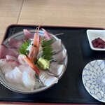 氷見 魚市場食堂 - 氷見浜丼（ちょっこし盛、小盛）