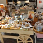 クーズコンセルボ - 料理写真:平台 パンコーナー①