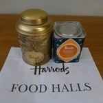 Harrods - 左が、量り売りのダージリン。右はマンゴーティー。