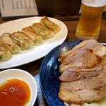 ぎょうざ屋 くまぞう - おとくまセット(ぎょうざ、揚げ物、おつまみチャーシュー、飲み物2杯)