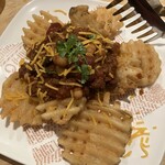 デビルクラフト - チリビーフとワッフルポテト。