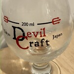デビルクラフト - お店のグラス。目盛りが悪魔のトライデント（三又矛）なのがキュート。