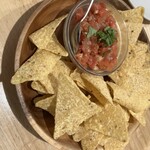 デビルクラフト - トルティーヤチップス。トマトのサルサで。