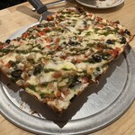 デビルクラフト - デトロイトスタイルピザのメディテレイニアン。長方形の巨大な生地にチーズとトッピングたっぷりの背徳的ピザ。